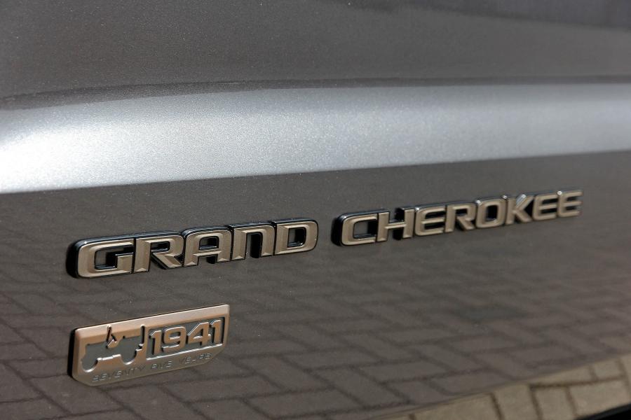 Логотип Jeep Grand Cherokee 75th Anniversary (WK2) 2016 года  (WW) (фото 9 из 16)